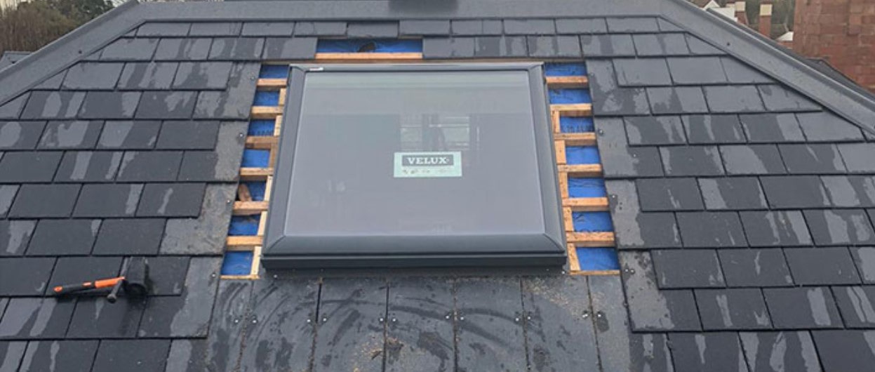 pose de velux sur toiture en ardoises